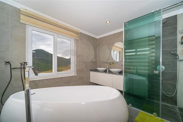 Вилла 3+1 с потрясающими видами на море и горы в районе Каргыджак