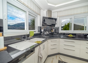 Вилла 3+1 с потрясающими видами на море и горы в районе Каргыджак