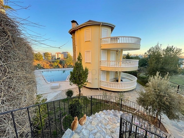 Просторный пентхаус 3+1 в районе Авсаллар с видом на Средиземное море