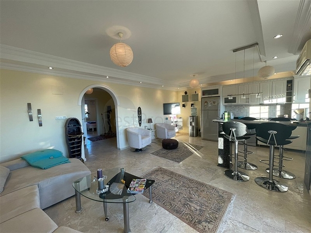 Просторный пентхаус 3+1 в районе Авсаллар с видом на Средиземное море