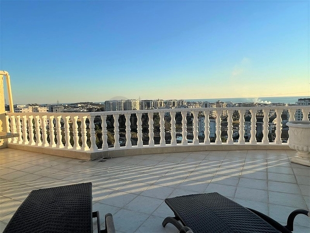 Просторный пентхаус 3+1 в районе Авсаллар с видом на Средиземное море