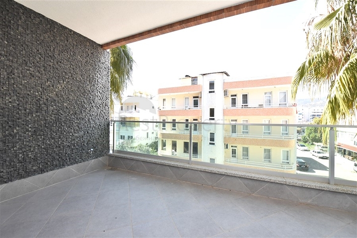 Просторная квартира планировкой 3+1 в живописном районе Оба