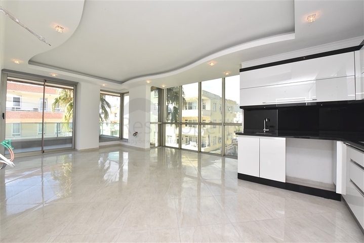 Просторная квартира планировкой 3+1 в живописном районе Оба