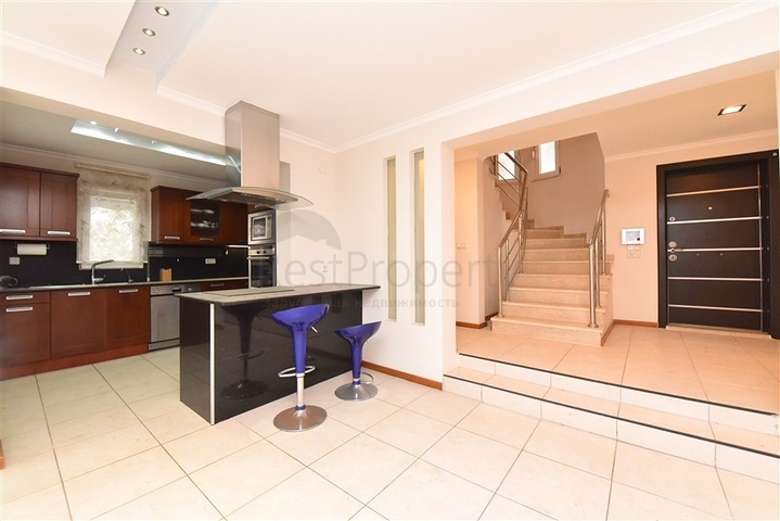 Вилла городского типа в 250 метрах от моря