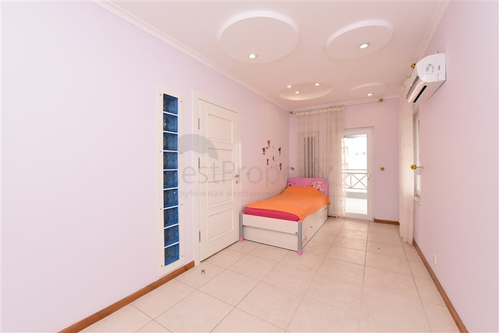 Вилла городского типа в 250 метрах от моря