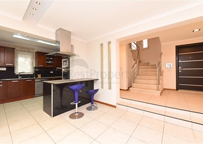 Вилла городского типа в 250 метрах от моря