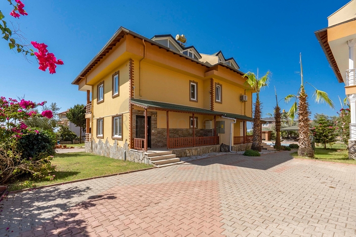 Вилла 4+1 с видом на море в районе Демирташ