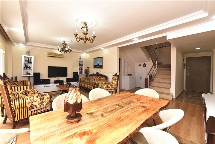 Вилла 4+1 с видом на море в районе Демирташ