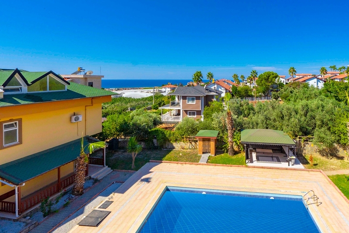 Вилла 4+1 с видом на море в районе Демирташ