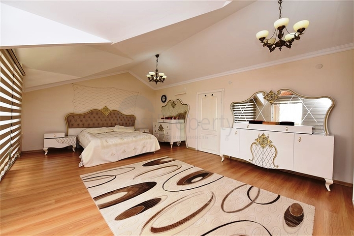 Вилла 4+1 с видом на море в районе Демирташ