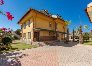 Вилла 4+1 с видом на море в районе Демирташ