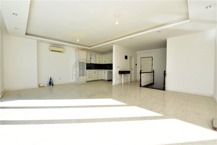 Трехкомнатный пентхаус в районе Махмутлар 