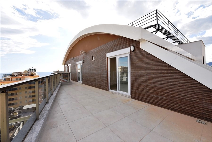 Пентхаус 3+1 с видом на море в районе Махмутлар