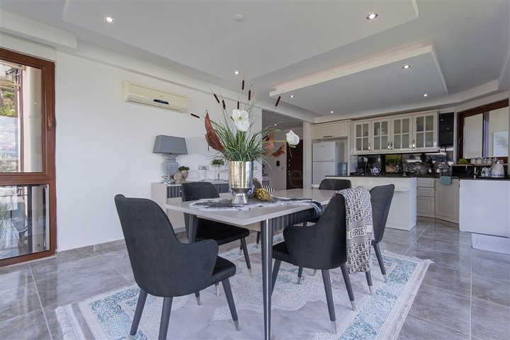 Садовый дуплекс 3+1 с видом на море в районе Каргыджак