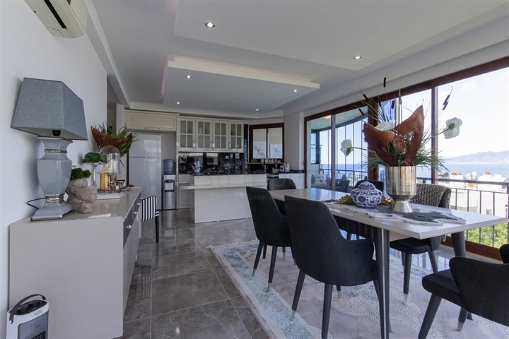 Садовый дуплекс 3+1 с видом на море в районе Каргыджак