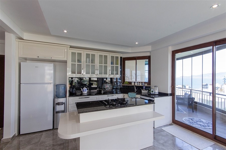 Садовый дуплекс 3+1 с видом на море в районе Каргыджак