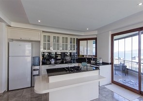 Садовый дуплекс 3+1 с видом на море в районе Каргыджак