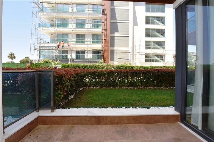 Двухкомнатная квартира в комплексе на первой линии в районе Кестель