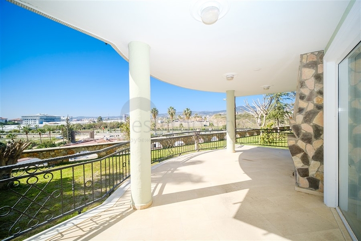 Меблированная вилла в 300 м от моря в районе Конаклы