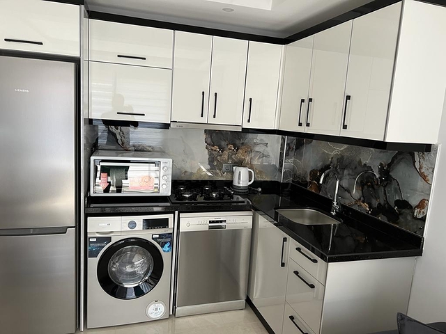 Светлая меблированная квартира 1+1 в центре Алании рядом с морем