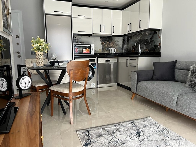 Светлая меблированная квартира 1+1 в центре Алании рядом с морем