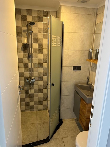 Светлая меблированная квартира 1+1 в центре Алании рядом с морем