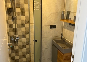 Светлая меблированная квартира 1+1 в центре Алании рядом с морем