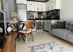 Светлая меблированная квартира 1+1 в центре Алании рядом с морем