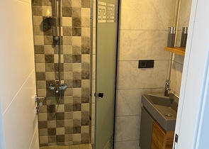 Светлая меблированная квартира 1+1 в центре Алании рядом с морем