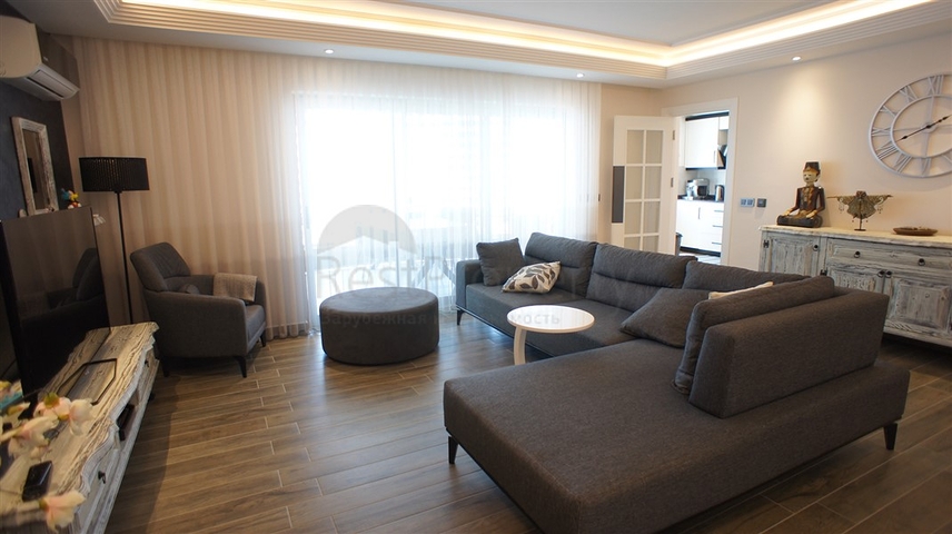 Меблированная четырехкомнатная квартира на первой линии у моря