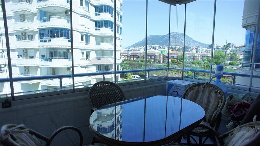 Меблированная четырехкомнатная квартира на первой линии у моря