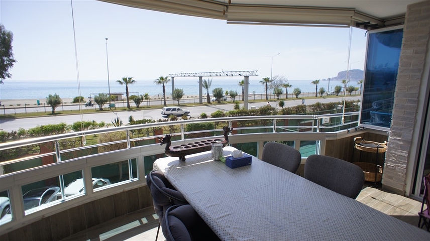 Меблированная четырехкомнатная квартира на первой линии у моря