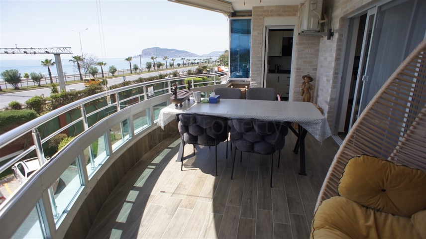 Меблированная четырехкомнатная квартира на первой линии у моря