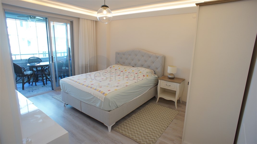 Меблированная четырехкомнатная квартира на первой линии у моря