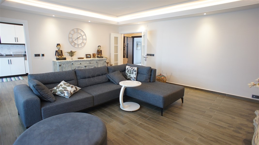 Меблированная четырехкомнатная квартира на первой линии у моря