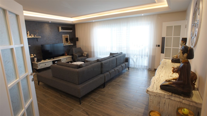 Меблированная четырехкомнатная квартира на первой линии у моря