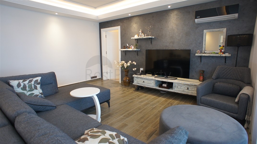 Меблированная четырехкомнатная квартира на первой линии у моря