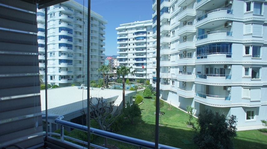 Меблированная четырехкомнатная квартира на первой линии у моря