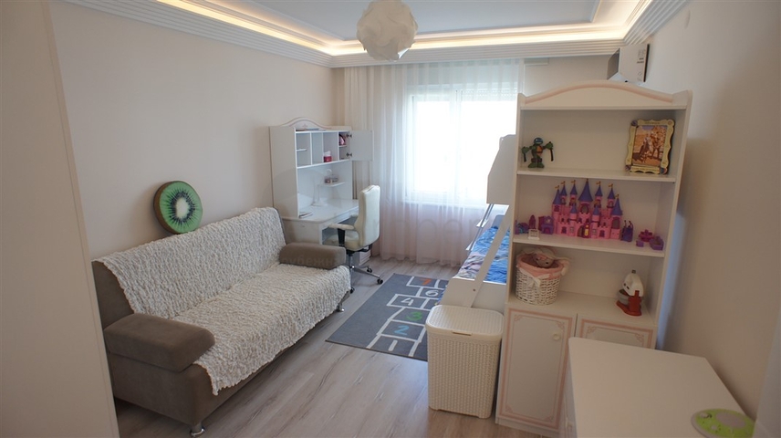 Меблированная четырехкомнатная квартира на первой линии у моря