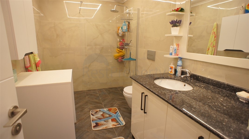 Меблированная четырехкомнатная квартира на первой линии у моря