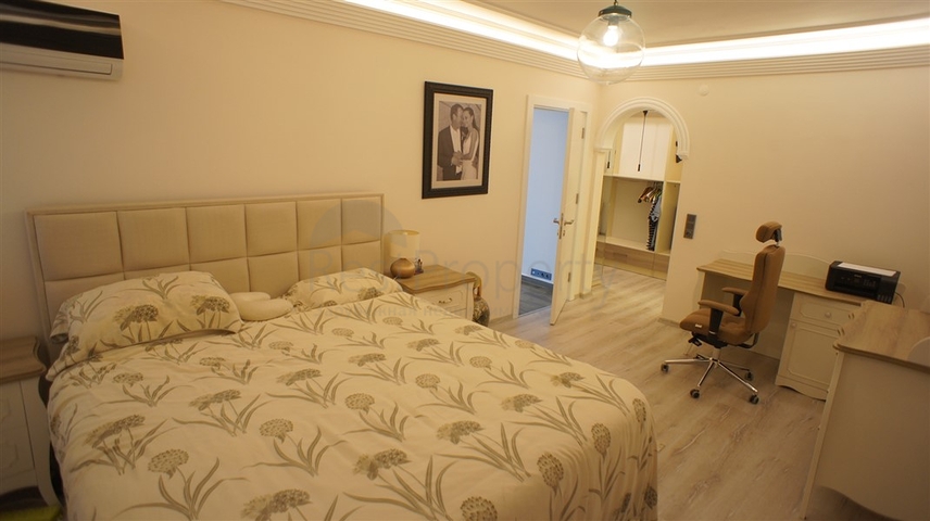 Меблированная четырехкомнатная квартира на первой линии у моря