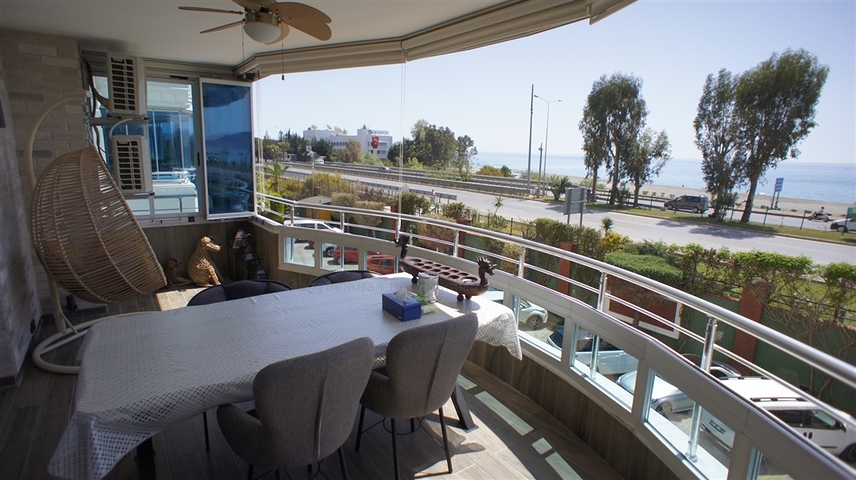 Меблированная четырехкомнатная квартира на первой линии у моря