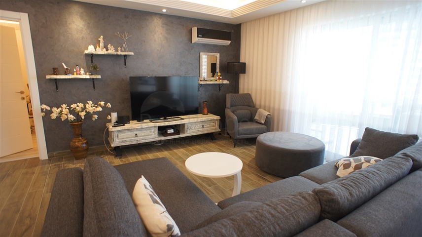 Меблированная четырехкомнатная квартира на первой линии у моря