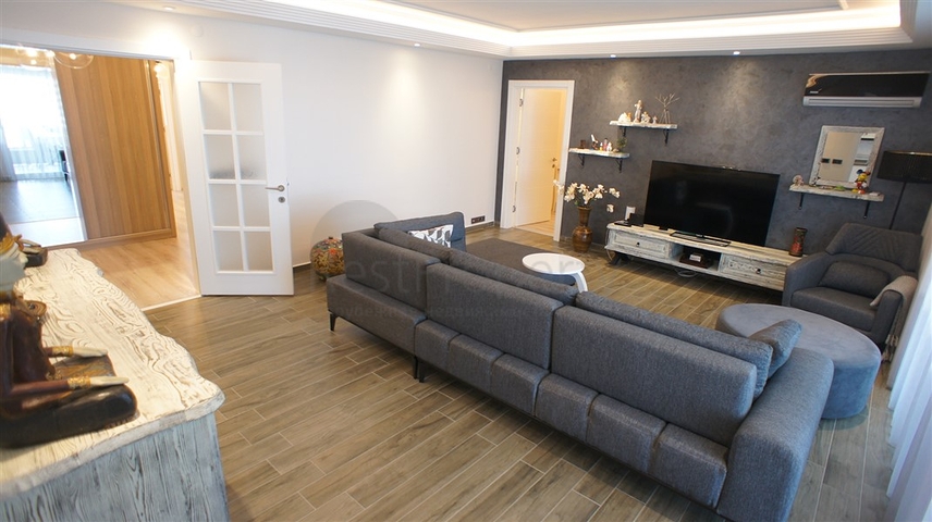 Меблированная четырехкомнатная квартира на первой линии у моря