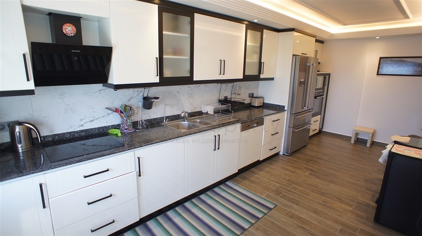 Меблированная четырехкомнатная квартира на первой линии у моря