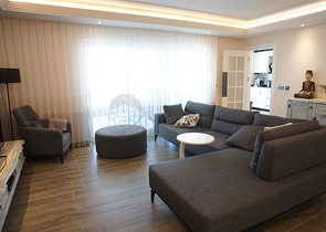 Меблированная четырехкомнатная квартира на первой линии у моря