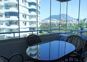 Меблированная четырехкомнатная квартира на первой линии у моря