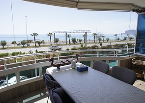 Меблированная четырехкомнатная квартира на первой линии у моря