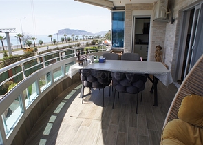 Меблированная четырехкомнатная квартира на первой линии у моря