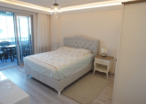 Меблированная четырехкомнатная квартира на первой линии у моря